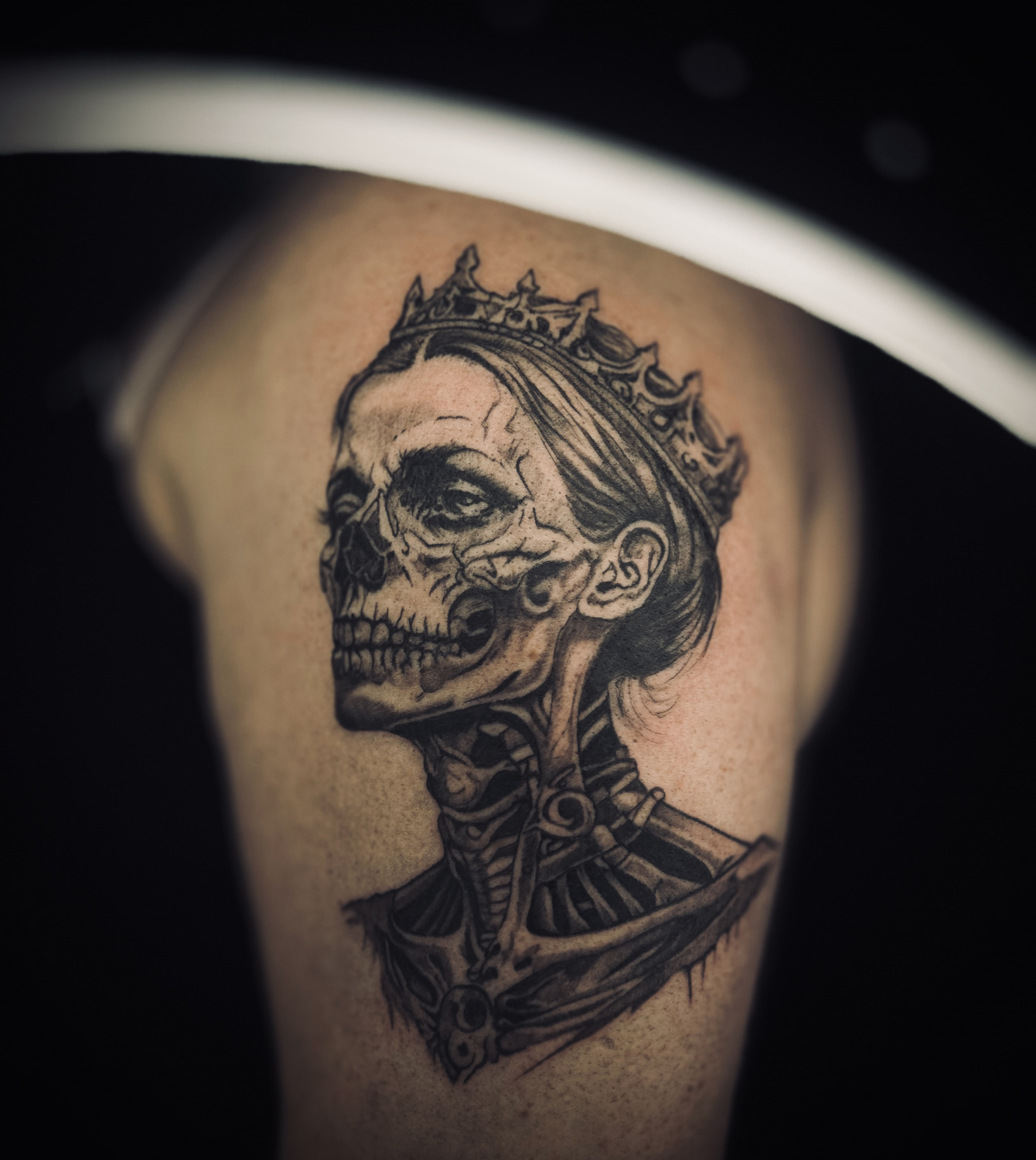 Чёрно-серая Skull, Crown tattoo на Плечо